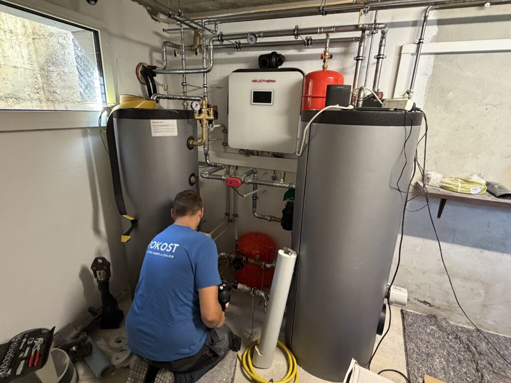 Pompe à chaleur air-eau Heliotherm Comfort Compact installée par les techniciens chauffagistes et frigoristes d'IPOKOST dans la commune de Sullens dans le canton de Vaud.